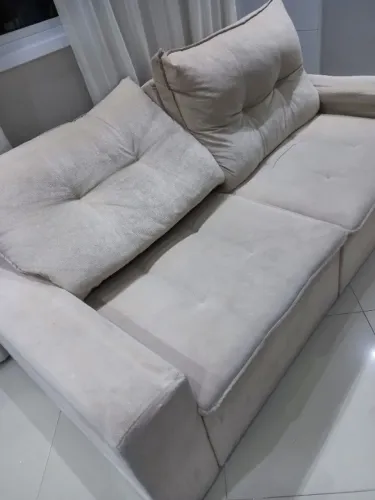 Sofá suede na cor creme