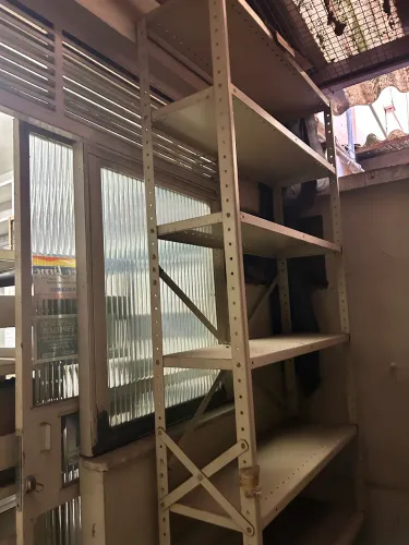 Estantes de aço