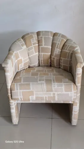 Poltrona decorativa em tecido de algodão, excelente estado.