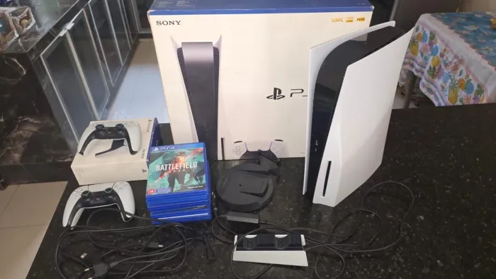 PlayStation 5 + 2 Controles + base de carregamento + Jogos