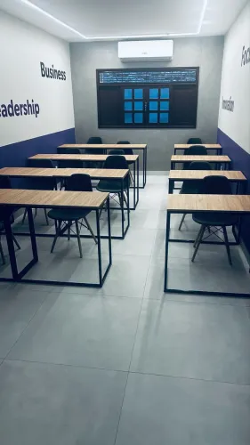 Sala de aula mobiliada 