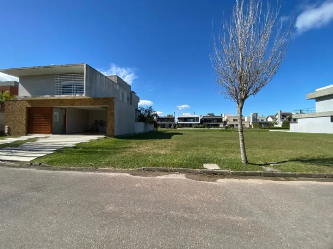 Terreno à Venda no Laranjal, Pelotas/RS - 420m², Fundo de Lago, Piscina Aquecida, Churrasq
