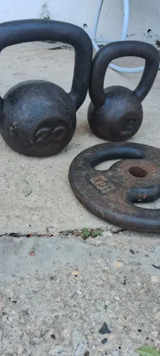 1 KETLEBELL DE 20 KG, 1 KETLEBELL DE 12 KG. 1 ANILHA DE 10 KG.