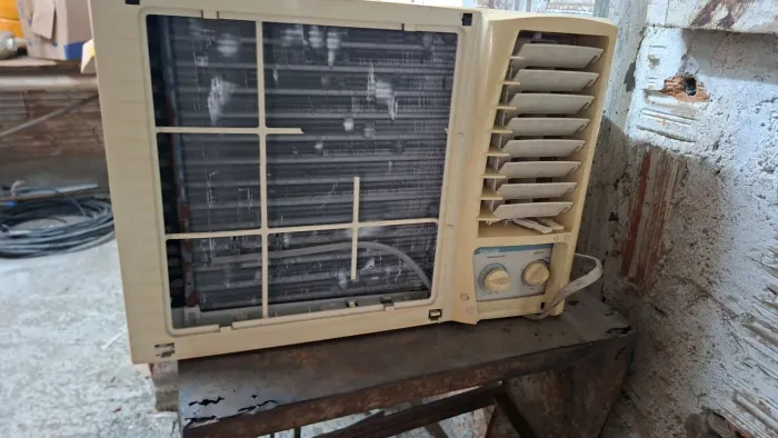 Ar condicionado velho feio mas funcionando 220volt preço pra venda 199 reais sem garantia