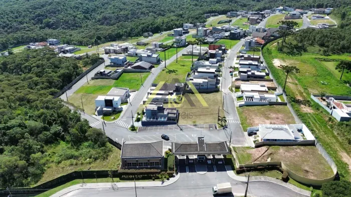 Terreno no Monte Verona medindo 667m² de área total e 305m² de área útil/privativa em Colo
