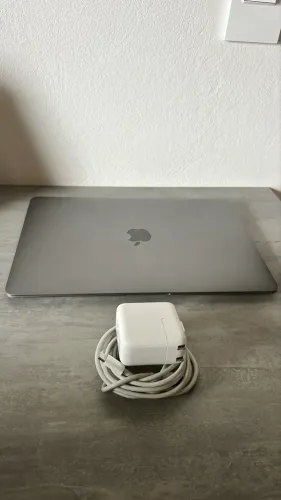MacBook Air 2020 (Intel, 13") - i3, 8GB RAM, 256GB SSD - Ótimo estado, bateria saudável