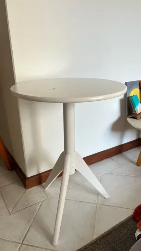 Mesa de Canto Alta / Mesa de Apoio Redonda Branca - Estilo Bistrô