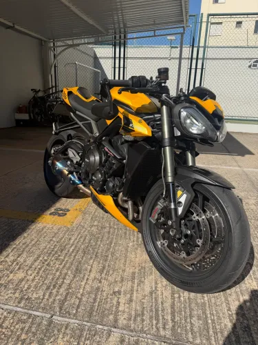 Triumph street triple 765rs amarela