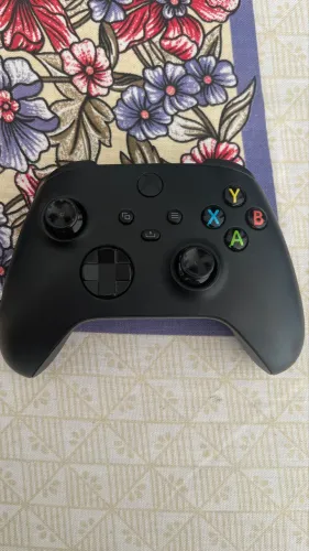 Controle de Xbox One, com pouco mais de 1 ano e meio de uso, com drift e sem a borrachinha