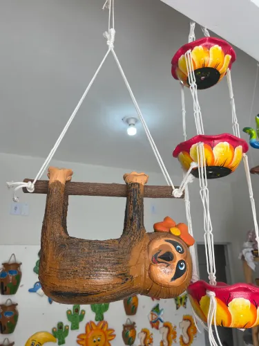 Preguiça decorativa com porta jarro