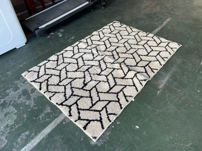 Tapete de Sala Branco e Preto Geométrico 100x150