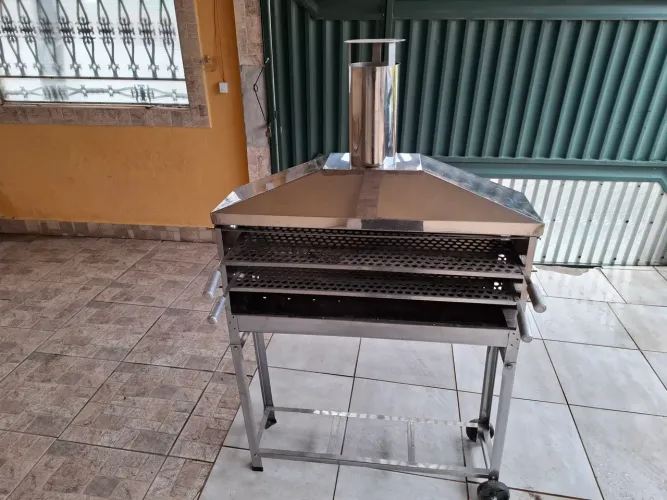 Vendo churrasqueira pouco usada pra um quer vender espetinho 