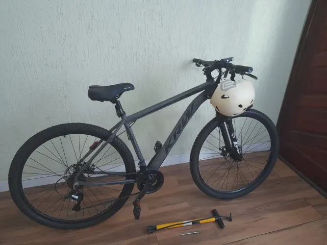 Bicicleta aro 29 com pouquíssimo uso e diversos acessórios