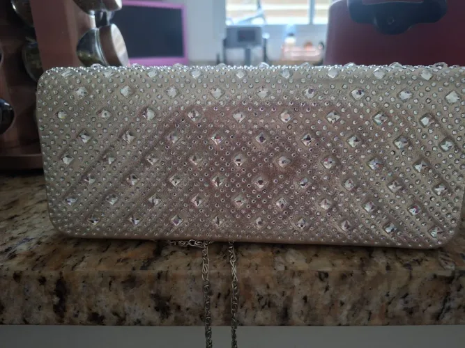 BOLSA CLUTCH DOURADA COM PEDRARIA