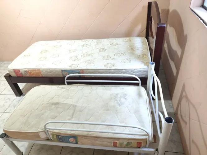 Cama solteiro/ cama infantil com colchões 
