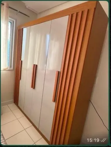 Vendo guarda-roupa de casal, branco e amadeirado, 6 portas