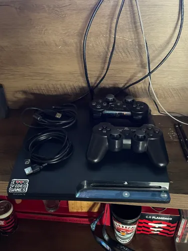PS3 playstation 3 com 2.000 jogos + 2 controles ( com carregadores)+ desbloqueado