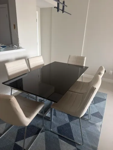 Mesa, com 6 cadeiras 