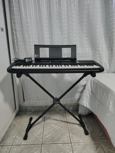Vende-se Teclado Yamaha PSR-E373 Seminovo + Suporte X + Bag/Capa + Fonte original 