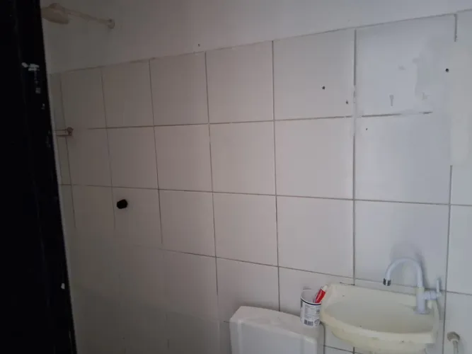 Casa com 2 quartos e quintal.