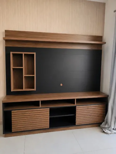 Rack de TV com prateleira e armario