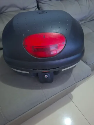 Bau givi 33 litros, bau universal. Aceito cartão duvido em 12 taxa por conta do cliente