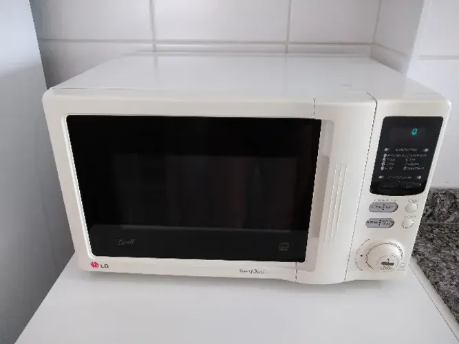Forno de microondas LG Smart Dial 30L com função Grill 127V