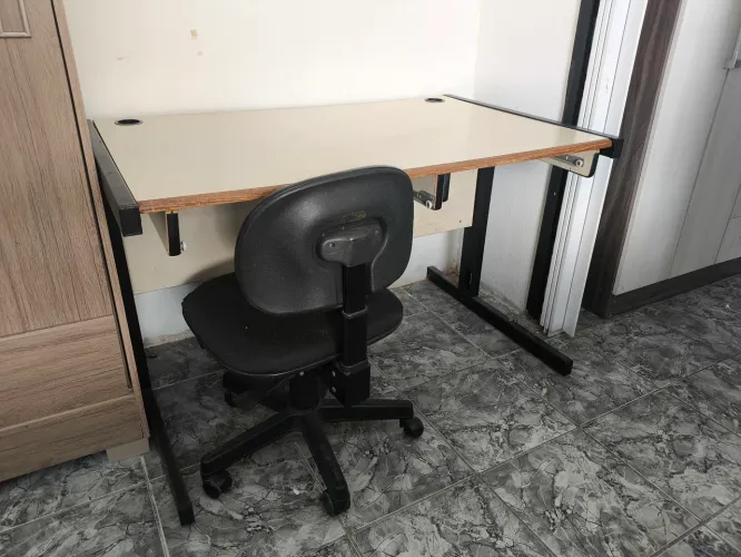 Mesa / escrivaninha para estudos com cadeira giratória