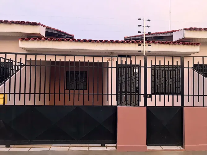 ALUGA-SE CASA NO CONDOMINIO AMAJARI 1