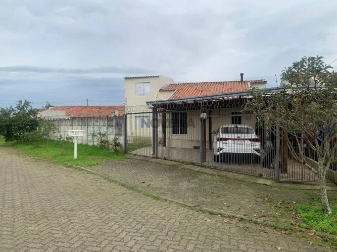 Casa diferenciada no Novo Umuarama com piscina e móveis planejados