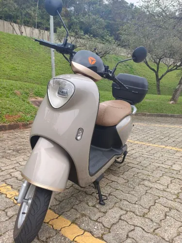 Autopropelido - Yadea M6-H 1000W - Scooter Elétrica