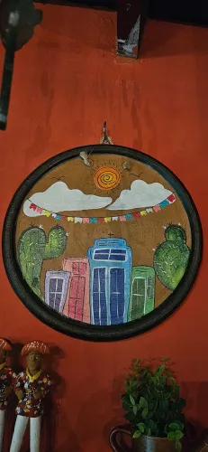 Prato de parede com pintura nordestina.