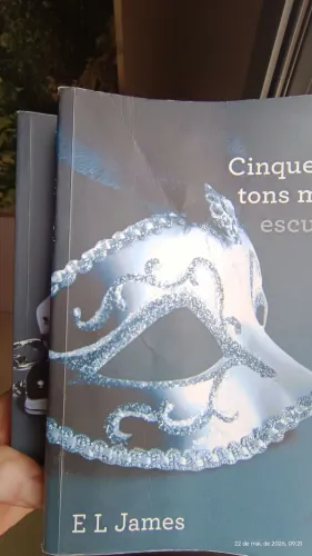 Livro Cinquenta tons de cinza, mais escuros, liberdade