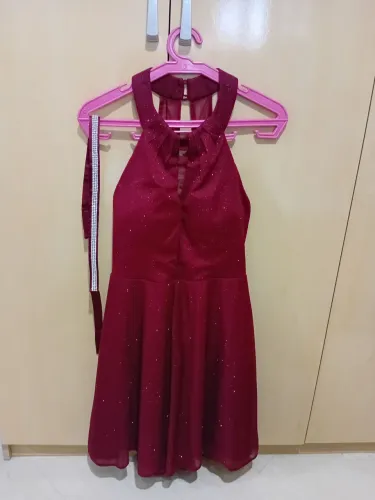 Vestido social curto cor Bordo