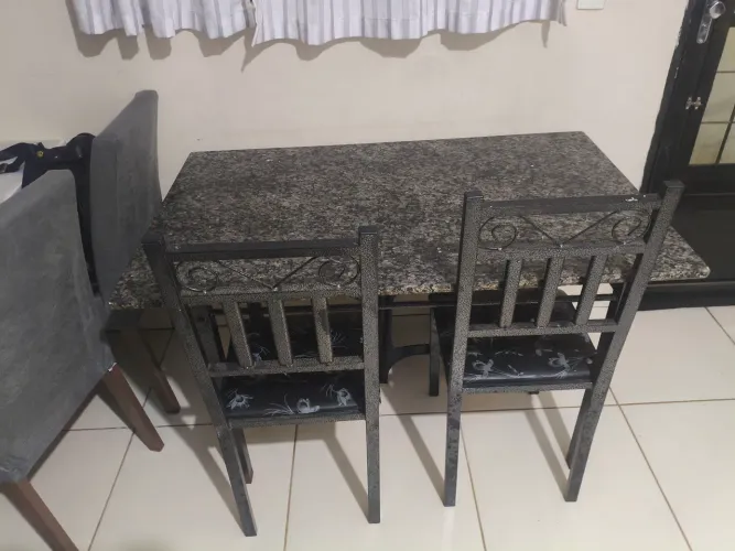 ?Mesa de mármore+ 2 cadeiras - conservad