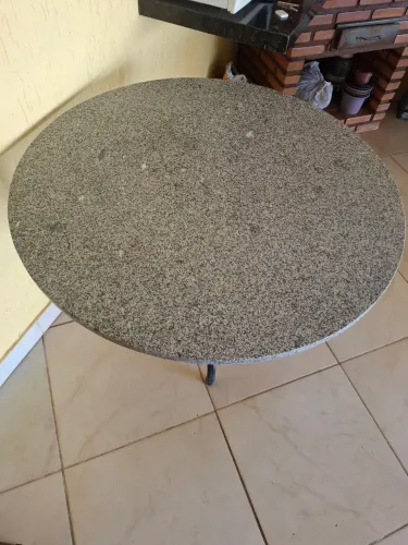 Mesa redonda com tampa de pedra