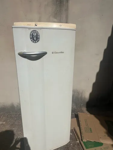 Geladeira Electrolux 240L