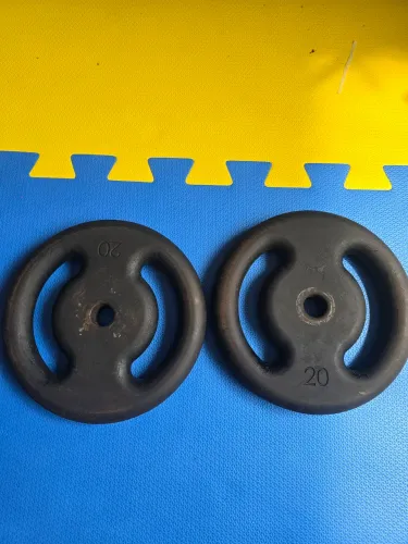 Anilhas de 20kg cada.