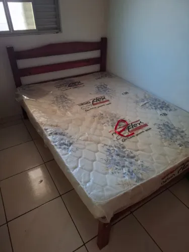 Cama de casal em madeira maciça com colchão e estrado novo