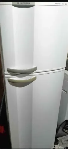 Geladeira funcionando só parte de cima congelador.