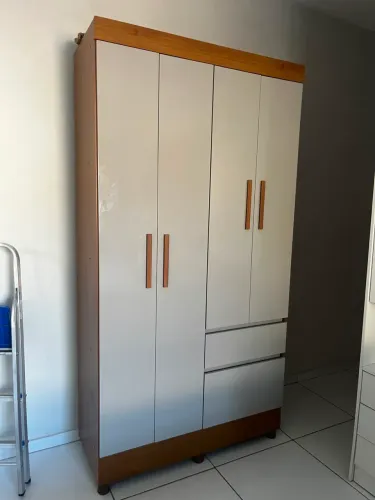 Vendo guarda roupa pequeno com bom estado de conservação