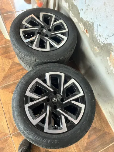 Vendo um jogo de rodas R15 com os pneus novos
