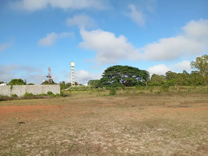Terrenos com 300 mts  e com 1800mts.A 300 metros da praça.