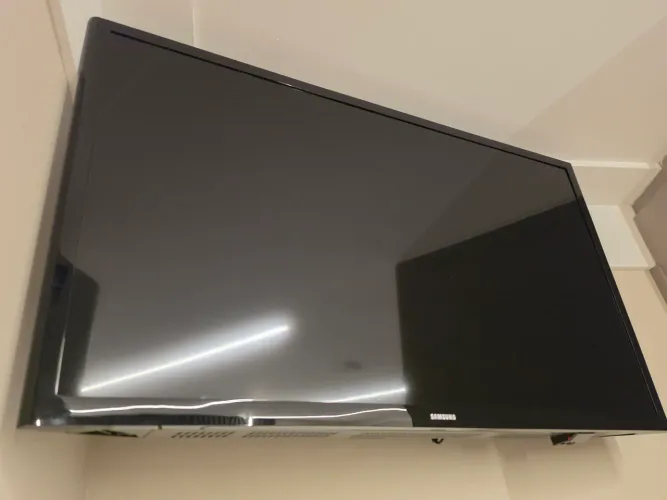 Smart TV LED 32" HD Samsung 32J4300 Screen Mirroring, Wi-Fi, Entradas HDMI e Entrada USB
