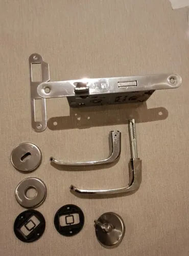 Vendo 4 fechaduras para porta de madeira. 