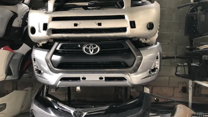 PARACHOQUE DIANTEIRO TOYOTA HILUX ORIGINAL PRATA E PRETO