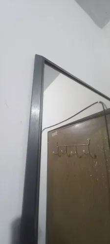 Espelho com moldura de alumínio