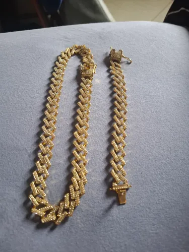 Corrente e pulseira dourada cravejada e anel dourado