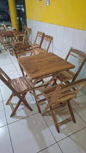 Conjunto do mesa e cadeira de madeira