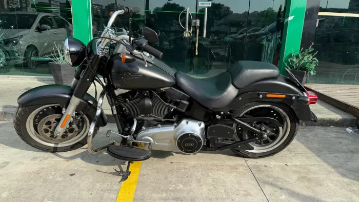 Harley Davidson Fat Boy 2016 com 21 mil km